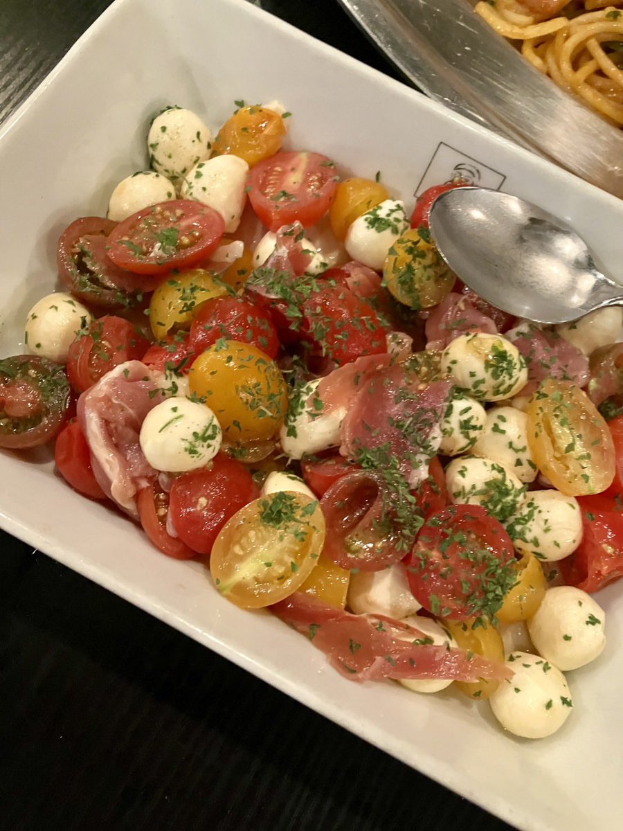 shimi105's tweet photo. 昨夜の終演後に清水シェフ登場
ナポリタン 1kg
カプレーゼ ふた皿 
メンバー・スタッフに
ご提供いたしました〜 ٩(^‿^)۶ https://t.co/zi9qMJXBga