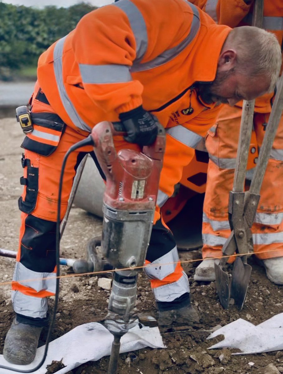 ScaffHunter's tweet photo. HiViz tradie #HiViz #HiVis #tradie #workgear #workboots #bootworship 🐽 https://t.co/7KQVuGKLAk