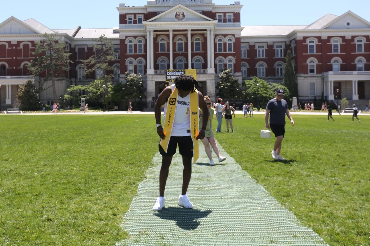 geraldnathanjr's tweet photo. Love takes a lot of forgiveness and patience.
#mizzou #graduation https://t.co/NjnRJhnnts