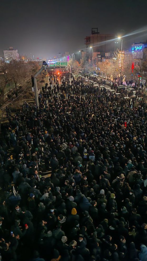 Gaffer_Wolf's tweet photo. چهار ماه از انقلاب شیر و خورشید گذشت، و ما تا انتقام تک‌تک 45 هزار جاویدنام رو ازتون نگیریم، دست از سرتون برنمی‌داریم، حروم‌زاده‌ها. https://t.co/QPH9foLdiW