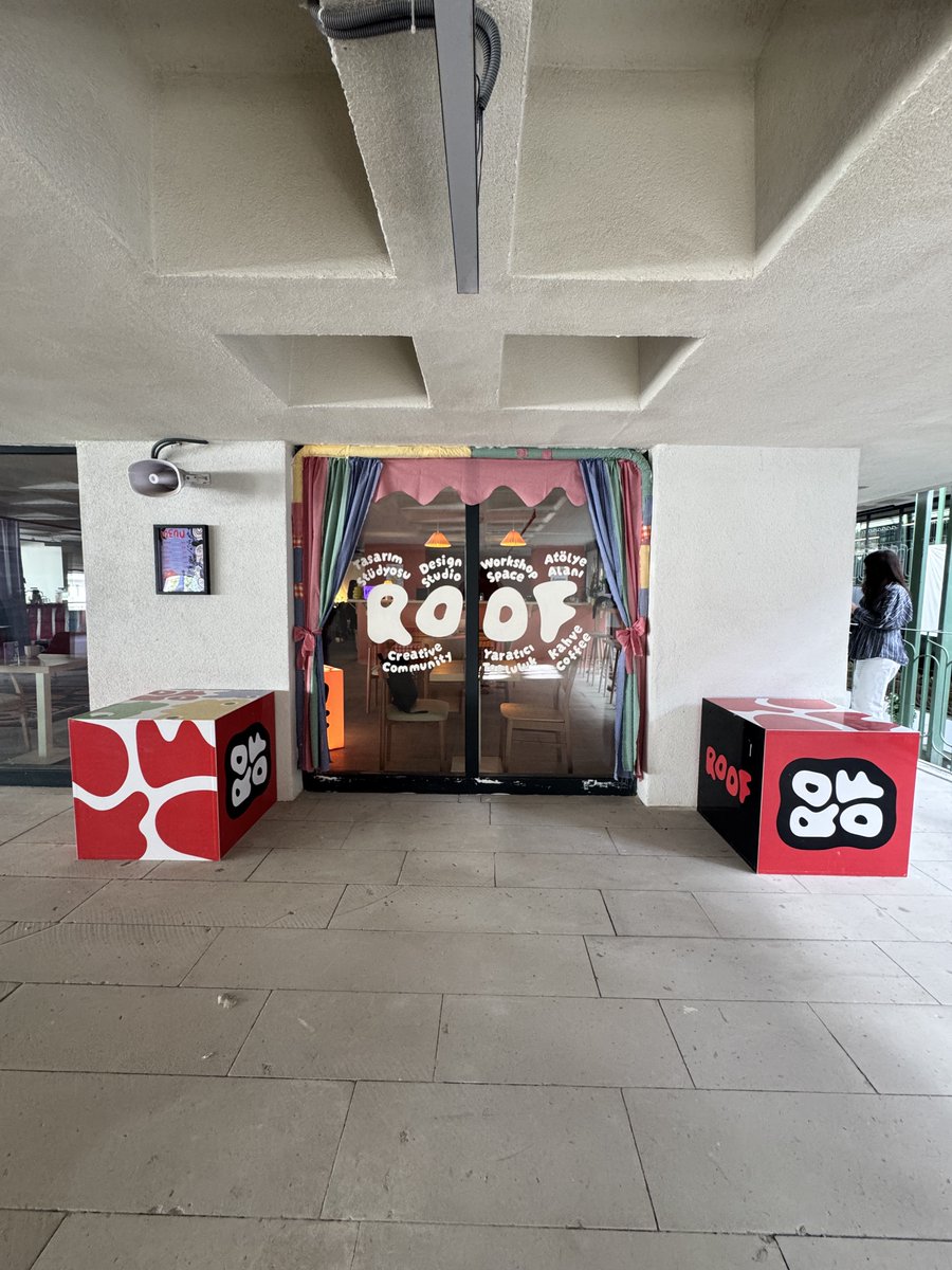 ysrdnl's tweet photo. Ankara’da Esat Hâl’deki @roofcoliving mekanında Hâl’in geleceği üzerine sivil toplum aktörlerinin düzenlediği bir foruma katıldım. 

Esat Hâl, kamu mülklerinin yeniden işlevlendirilerek kent hayatına kazandırılması konusunda değerli bir model olma potansiyeline sahip. Bu potansiyel “bitmiş bir proje” olmasından ziyade, ucu açık bir süreci barındırmasından kaynaklanıyor. 

Yoksa proje sorunlardan azade değil: Altyapı sıkıntıları tam olarak çözülmemiş; belediye birimleri arasında koordinasyonsuzluk söz konusu; ruhsat sorunları çözülememiş; kiracılar arasında sosyal fayda üretme odağında olanlarla kâr odaklı olanlar arasında henüz bir denge kurulamamış; çevredeki mahallelilerin ihtiyaçlarına uygun programlama henüz başlamamış.  

İçeride 29 kiracı bulunuyor. Metrekare olarak tüm Hâl’in yüzde ellisi belediyenin Gençlik Merkezi, Sergi Salonu, Kütüphane, Sanat Atölyesi gibi farklı birimlerine ve kültür sanat, yaratıcılık, kapsayıcılık alanlarında faaliyet gösteren sivil toplum kuruluşları ve sosyal girişimlere ayrılmış. Geri kalan ticari birimler ise giriş kat ve terasta yoğunlaşıyor. 

Bu ticari işletmeleri de tek bir kategoride değerlendirmek doğru değil. Şehir hayatına kültürel değer katan işletmeler de sayıca bir hayli fazla. Çoğu kadın girişimi. Hepsi Ankara işletmesi. Hiçbiri ulusal veya çok uluslu zincir marka değil. Belli bir kürasyon yapılmış. Ancak seçim kriterlerinin ve başvuru süreçlerinin yeterince şeffaf olmadığı da eleştiriler arasında. Bu işletmelerin bir kısmının fiyat politikaları da ciddi bir erişim engeli oluşturmakta.

Şimdi gelelim kazanımlara: Burası öncelikle yıkılması söz konusu olan nitelikli bir yapıyken kent aktivizmi sayesinde yıkımdan kurtuluyor. Bu başlı başına bir kazanım. Emeği geçenleri kutlarız. 

Estetik, abartısız, özenli bir şekilde tasarlanmış. 

Devamında çok fonksiyonlu ve çok aktörlü olacak şekilde kiracılar seçilmiş. Girmek istemelerine rağmen zincir markalar içeriye sokulmamış.

Alan yönetimine kiracılar doğrudan ve aktif bir şekilde katılabiliyor. İşletmelerin tabela standartlarından sosyal medya görünürlüğüne karar ve uygulamaları kiracı kurumlar belirliyor. Kiracılardan biri tabela sanatçısı, dükkanların tabelalarını elle hazırlıyor. Dükkan flamalarını başka bir kiracı Atölye Bez / Bağ Kooperatifi dikiyor. 

Bu alanı kentsel müşterek olarak dönüştürmek, bulunduğu çevre için sosyal ve ekolojik bir altyapı olarak görmek isteyen yetkin kurumlar içeride aktif bir mücadele veriyor. Mekanı “tutuyorlar.” Hatta bir kısmı varlık sebebini Hâl’in dönüşümü üzerinden yeniden kuruyor. 

Bu ucu açık süreç, kamu-sivil toplum işbirliği, yeniden işlevlendirme, alan yönetimi gibi konularda sosyal fayda odağında yenilikçi yaklaşımları test edip dersler çıkartmak için heyecan verici bir deneyim ortaya koyuyor. Umarım sürece dahil olan aktörlerin iradesi ve motivasyonu güçlenerek devam eder.