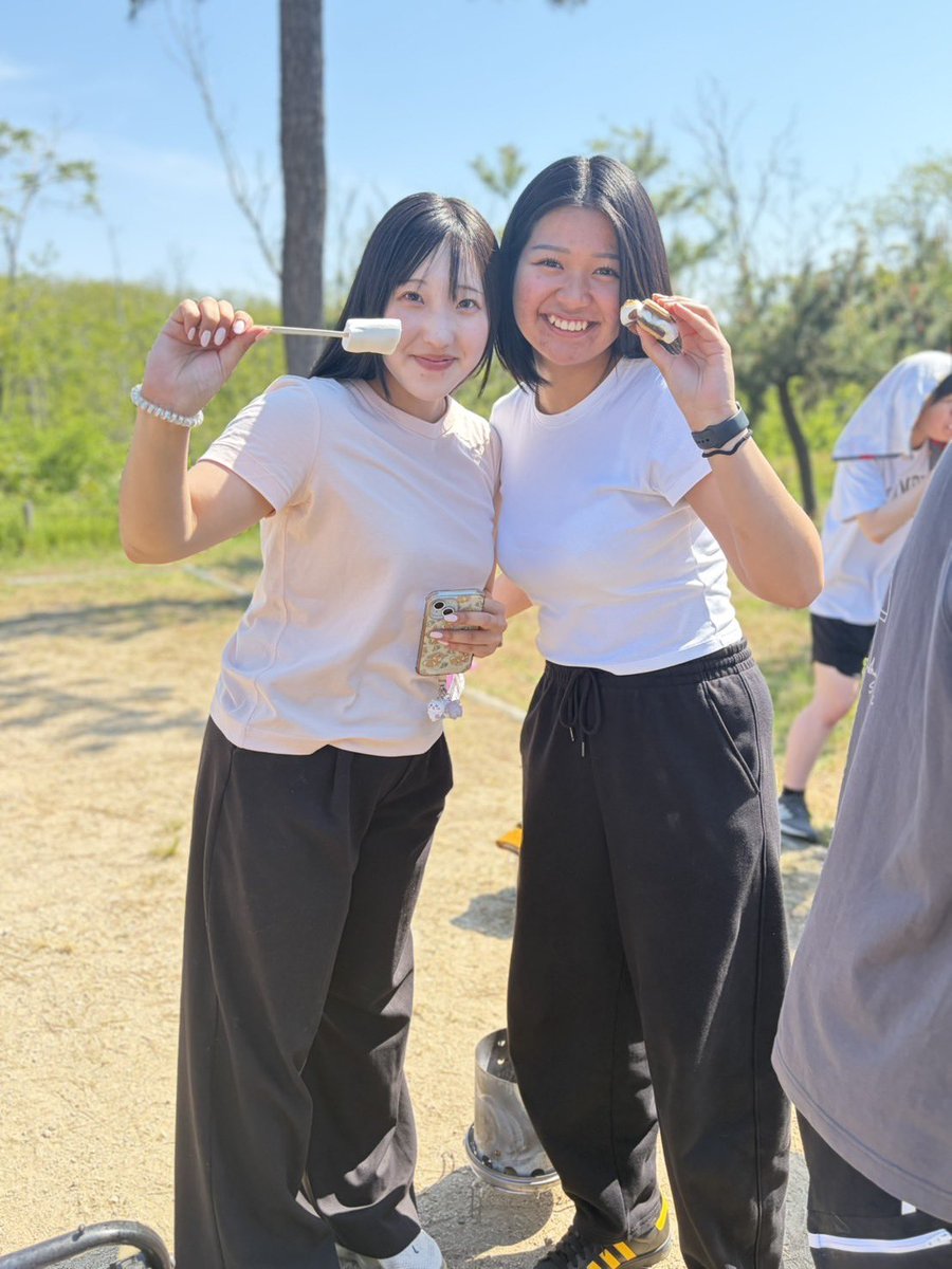 nuhw_hs's tweet photo. 【基礎ゼミ続き🍖】先日は #健康スポーツ学科 の三瀬・後藤・奈良・小谷ゼミが集まり、海辺の森でBBQ🍖🏕️

部活など普段のコミュニティが異なる学生同士が交流を深められる良い機会です👍

次回の交流会の様子もお楽しみに📸

みんな４年間よろしくね！

#新潟医療福祉大学 #健スポ https://t.co/xXJpjhA8h2