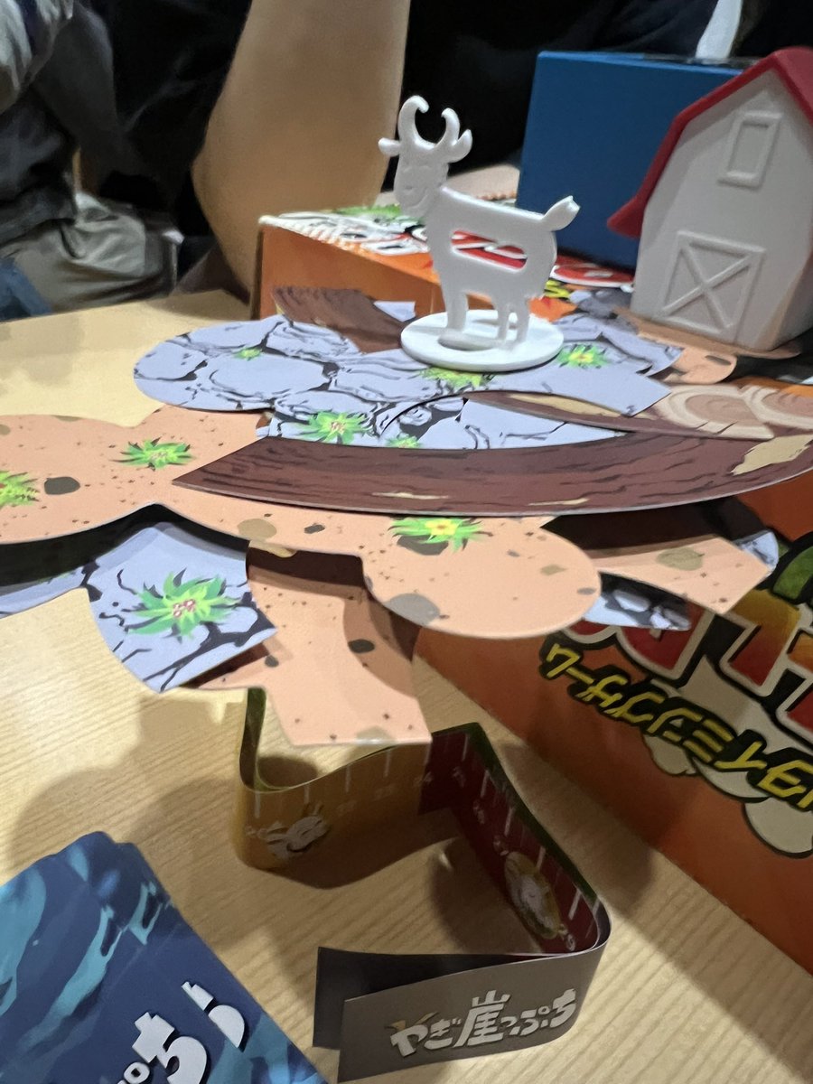 2424_ako's tweet photo. 昨日したボードゲーム

・キャットチョコレート🍫
・��ギ崖っぷち🐐

宇宙服、マイク、ラブソングを使って行方不明の友人をどう見つけますか?✨ https://t.co/kLW5ErnSJ3