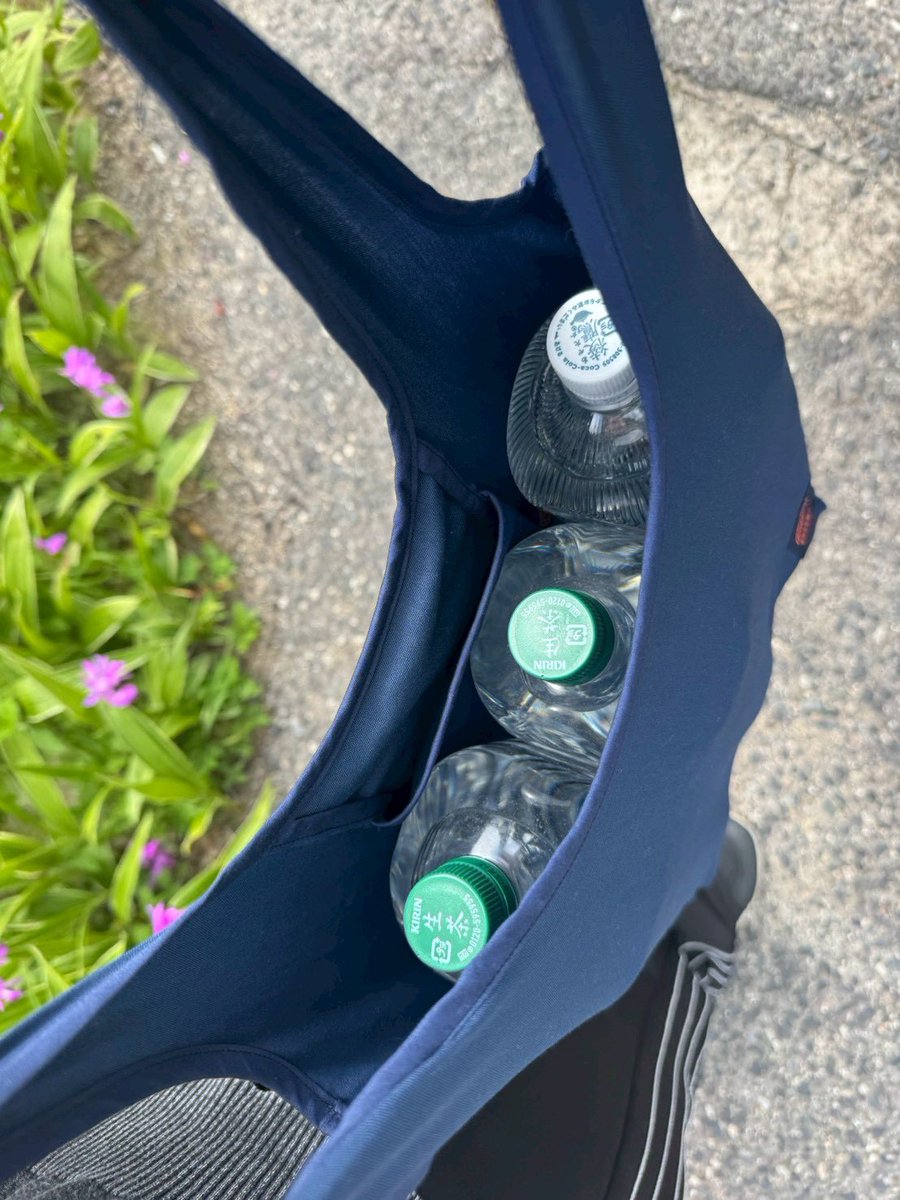 returbull's tweet photo. 新商品①「エコバッグ」part.2

製品見本をご紹介しましたがデザインだけでなく、エコバッグで気になるのは、やはり使用感！

容量は2Lのペットボトルが3本、楽々入ります👍
元素材が頑丈な消防服なので、生地が破れる心配もなさそうです👍👍
そして使わない時の収納もコンパクトに納められます👍👍👍 https://t.co/IWnyeuY7Dm
