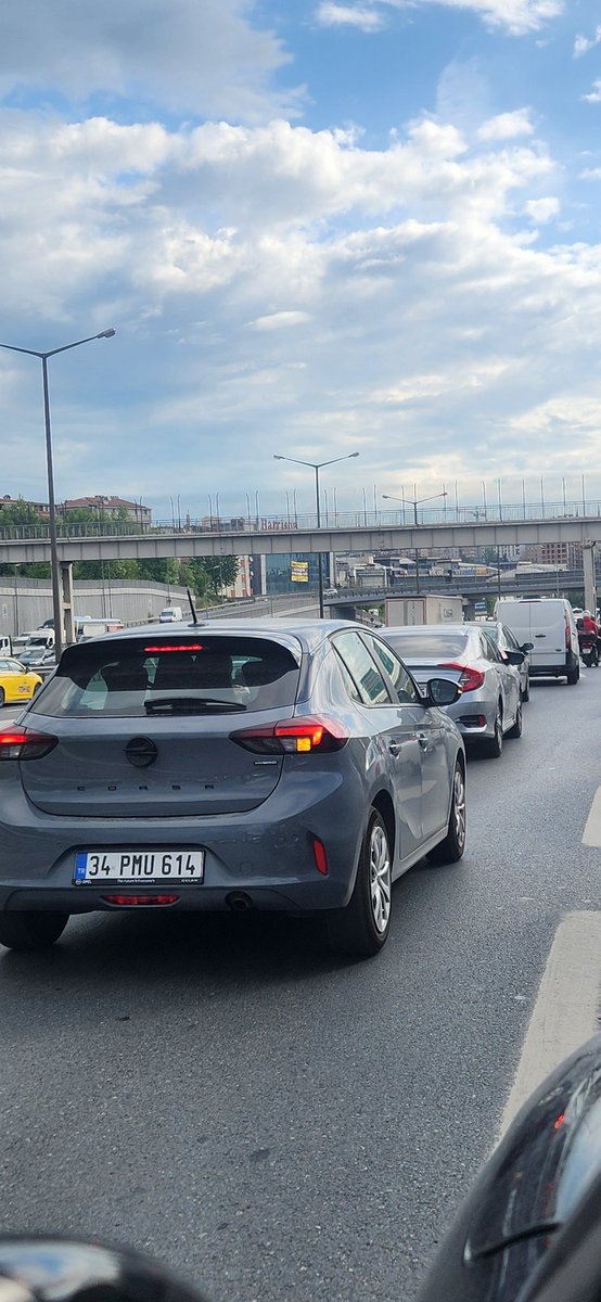 Arcualis's tweet photo. Her sabah bunu yaşamaktan bıktım. Ben de hastaneye hasta almaya, üniversiteye ders anlatmaya gidiyorum. Bu kişiliksizlerin işleri benimkinden daha mı öncelikli? @TrafikEgm şuraya bir ekip otosu koymadınız kaç yıldır. Cezanın da gelirin de alası burda.
@asayisberkemal0 https://t.co/UmaGPLrAf8