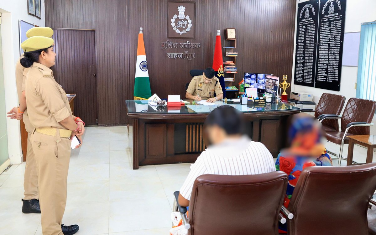 shahjahanpurpol's tweet photo. #SP_शाहजहाँपुर द्वारा #SP_कार्यालय पर फरियादियों की जनसुनवाई करते हुए उनकी समस्याओं को विस्तारपूर्वक सुना गया तथा फरियादियों को न्याय का भरोसा दिलाते हुए उनकी समस्याओं/प्रार्थना पत्रों का न्यायोचित निस्तारण करने हेतु सम्बन्धित अधिकारियों को निर्देशित किया गया। https://t.co/2dVnrLFtvc