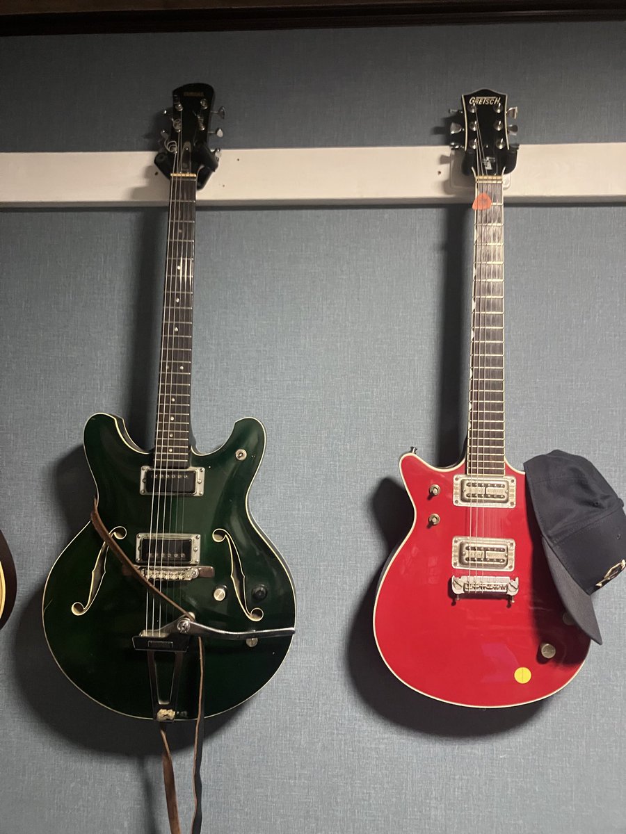 NIBS_SHIDEYA's tweet photo. えっちゃんが使ってたこのギター、2本とも俺が貸してたやつなんだけどお線香上げに来てくれた人に触ってもらえるようにもうしばらくえっちゃんの部屋に置いときます、持ってかないでね。 https://t.co/lDlWgcXCFo