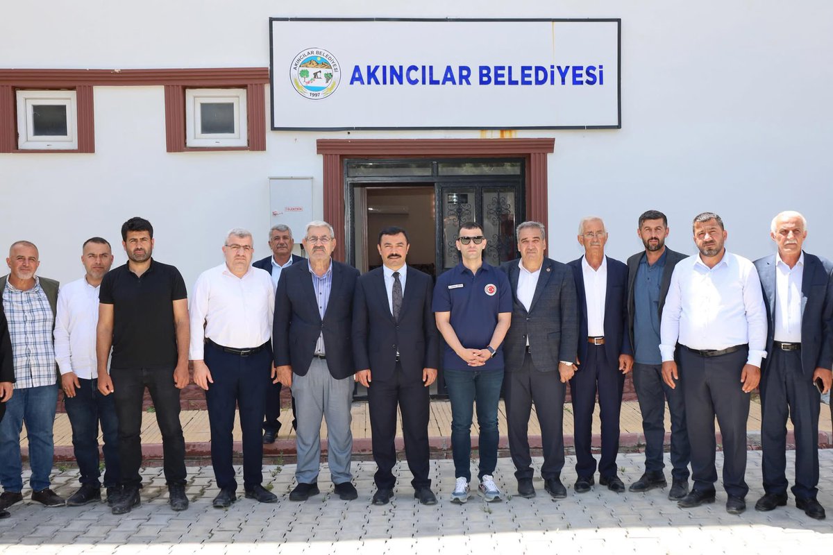 mcanerdogan02's tweet photo. 📍AKINCILAR BELDE BELEDİYEMİZE ZİYARET

Vali Yardımcımız ve İl Özel İdaresi Genel Sekreterimiz Sayın Şükrü Alperen Göktaş, Kahta Kaymakamımız Sayın Muhammed Üsame Soysal, bölge muhtarlarımız ve vatandaşlarımız ile birlikte Akıncılar Belde Belediye Başkanımız Sayın İsmet Çetinkaya’yı makamında ziyaret ettik.

Gerçekleştirdiğimiz ziyarette bölgemizde devam eden yatırımlar, yürütülen hizmetler ve planlanan çalışmalar üzerine istişarelerde bulunduk.

Nazik ev sahipliği ve samimi misafirperverlikleri dolayısıyla Belediye Başkanımız Sayın İsmet Çetinkaya’ya teşekkür ediyor, bölgemiz adına yürütülen hizmetlerin hayırlı olmasını temenni ediyorum.
@RTErdogan @efkanala @mustafaelitas @abuyukgumus @mustafademir @aysesula @alperengoktas @mu_soysal @Ctnkayaismet