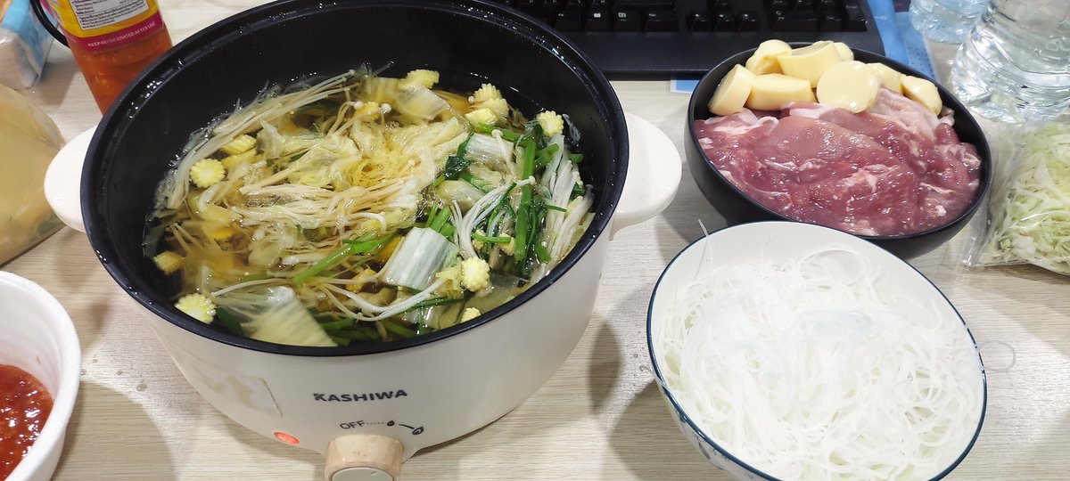 burnfire0415's tweet photo. เล่นใหญ่ไปนิส กลางออฟฟิศเลย #littlekitchen https://t.co/eLtc73X9vw