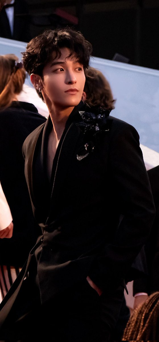 whatever_0i's tweet photo. I heard yesterday that some... people.. are making fun of him on Douban saying he's short, dark, and doesn't have that star aura. Him? The Cannes Red Carpet disagrees. The grapes are too sour 🤭
#HeYanZhao https://t.co/lv9v5Lhk25