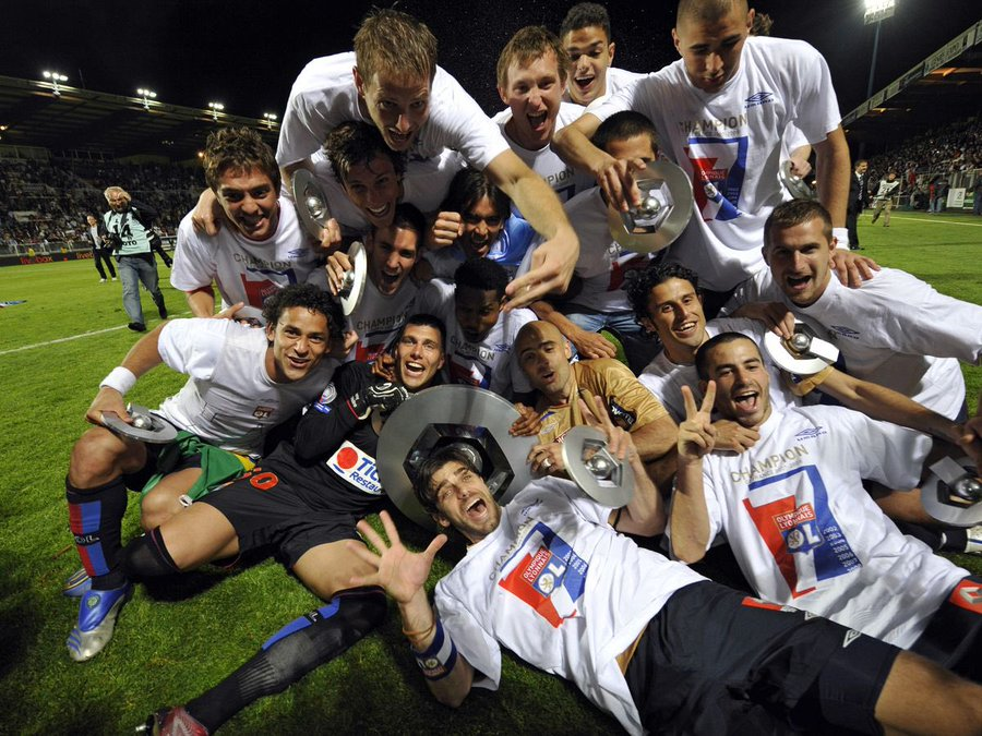Foooteuse's tweet photo. L'OL avec le trophée sur la pelouse... d'Auxerre. 
Sûrement la faute à Nasser et au Qatar encore 🤡 https://t.co/6XVHhpR5pw