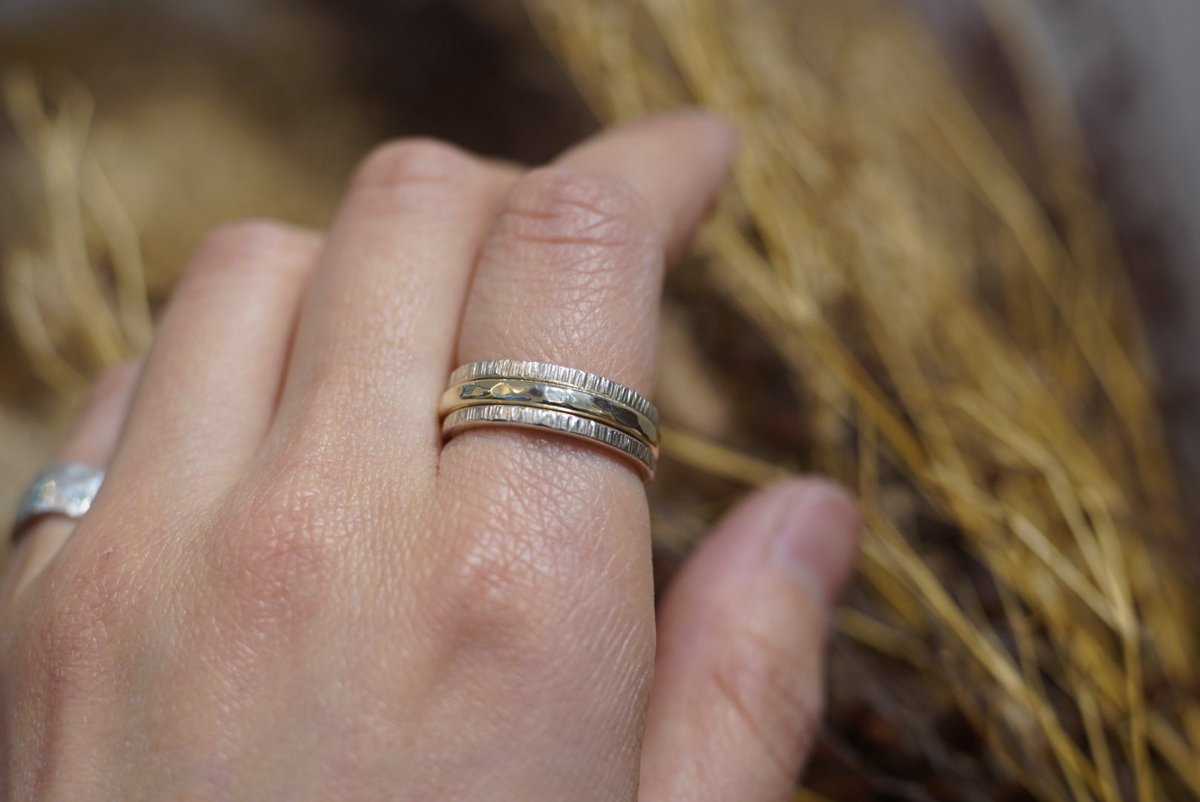 itoaware96's tweet photo. 重ねづけリングのご紹介💍

2.0ミリ幅のシルバーの間に、2.5ミリ幅のK10グリーンゴールドを入れた存在感のある組み合わせです。
太めのものが好きな方に特にオススメです！
ぜひ店頭にて試着してみてくださいね✨
#滋賀　#手作り指輪　#指輪作り　#重ねづけ　#ペアリング https://t.co/r2Fb3L20bl