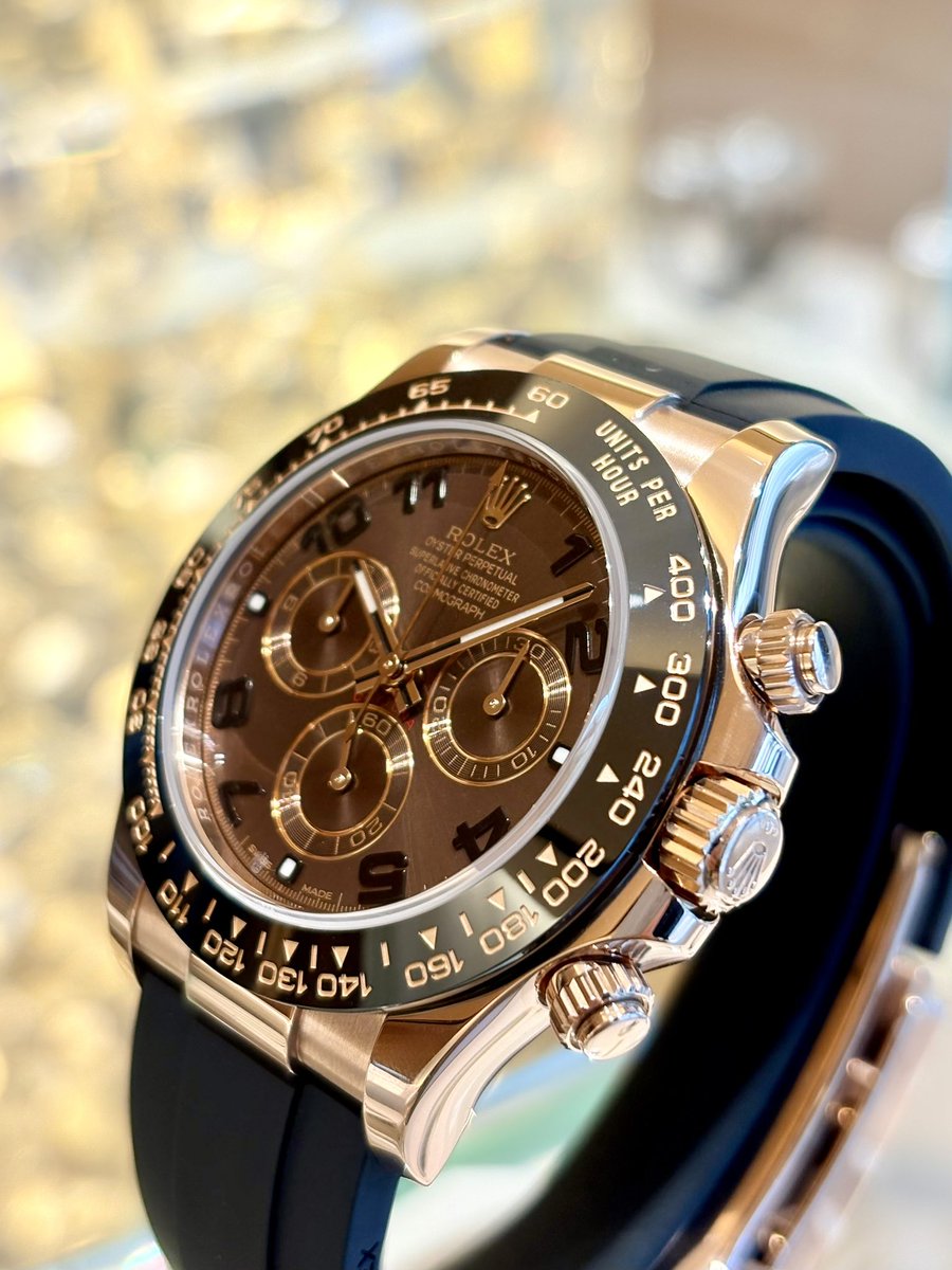 MONTAGNEnagoya's tweet photo. 【新入荷速報】
ロレックス「オイスターパーペチュアル コスモグラフデイトナ」
Ref.116515LN

エバーローズ×チョコ アラビアインデックスが入荷しました！
オイスターフレックスは装着感も抜群！この一本で今年の夏のヒーローに☀️

#ロレックス #デイトナ #名古屋 #腕時計 https://t.co/JQehPHgoFE
