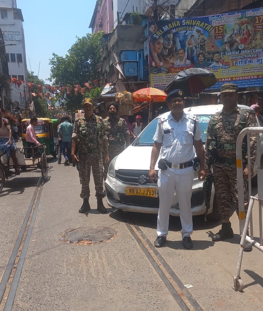 KPCentralDiv's tweet photo. Posta residents start their day with reassurance of safety provided by local Police Stations through a CAPF patrolling.
 
#KolkataPolice https://t.co/J5BcIcYYHE
