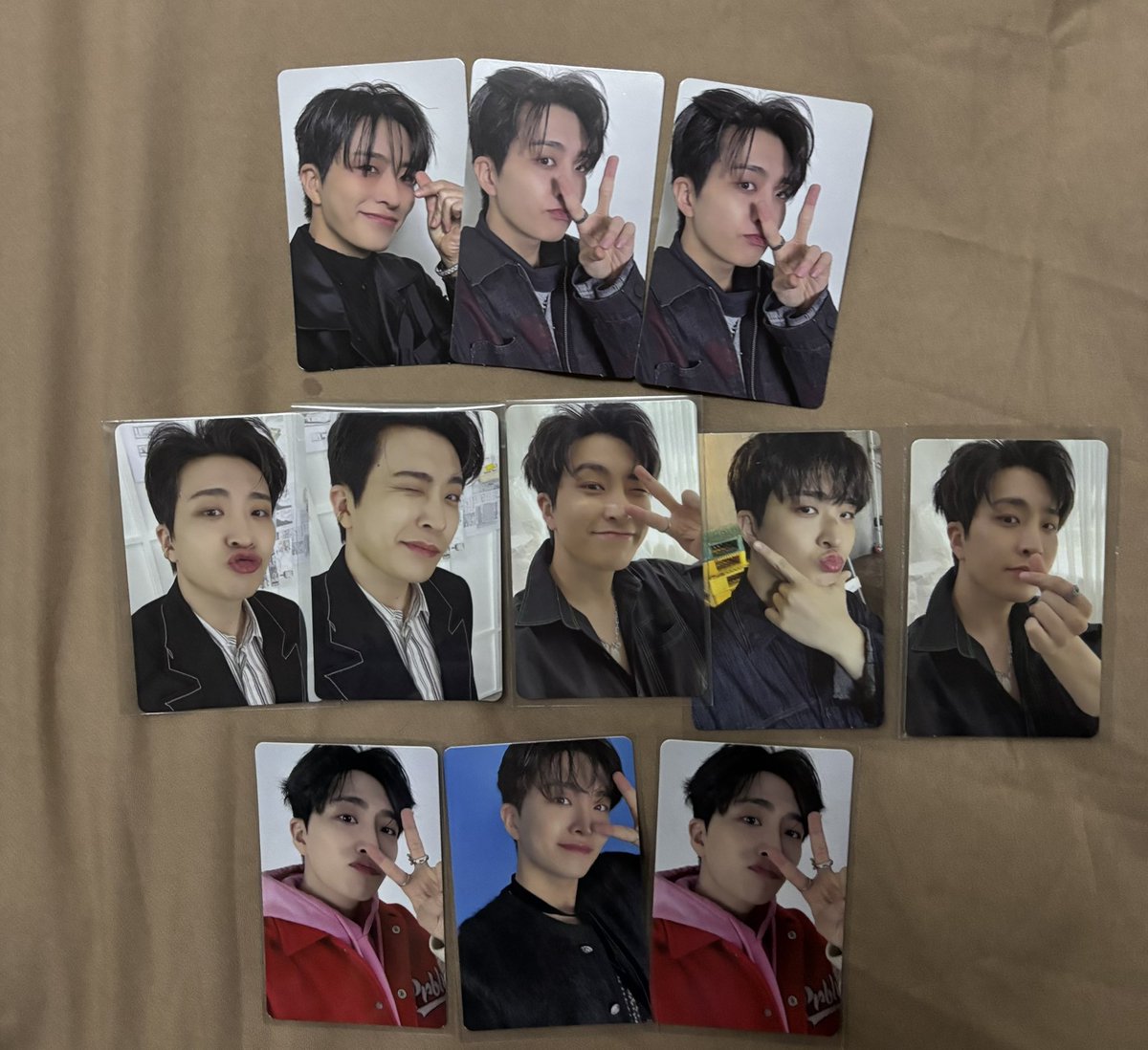 defmandoo's tweet photo. Any Malaysian ahgase yg pergi event ni wanted to adopt (buy) my extra Jay B solo pc and Got7 pc? 

Mohlah DM. Rege mur2 je.

Yg tak dpt pergi and nak beli juga do DM me too. I can pos juga. https://t.co/SRtTWQKR8K