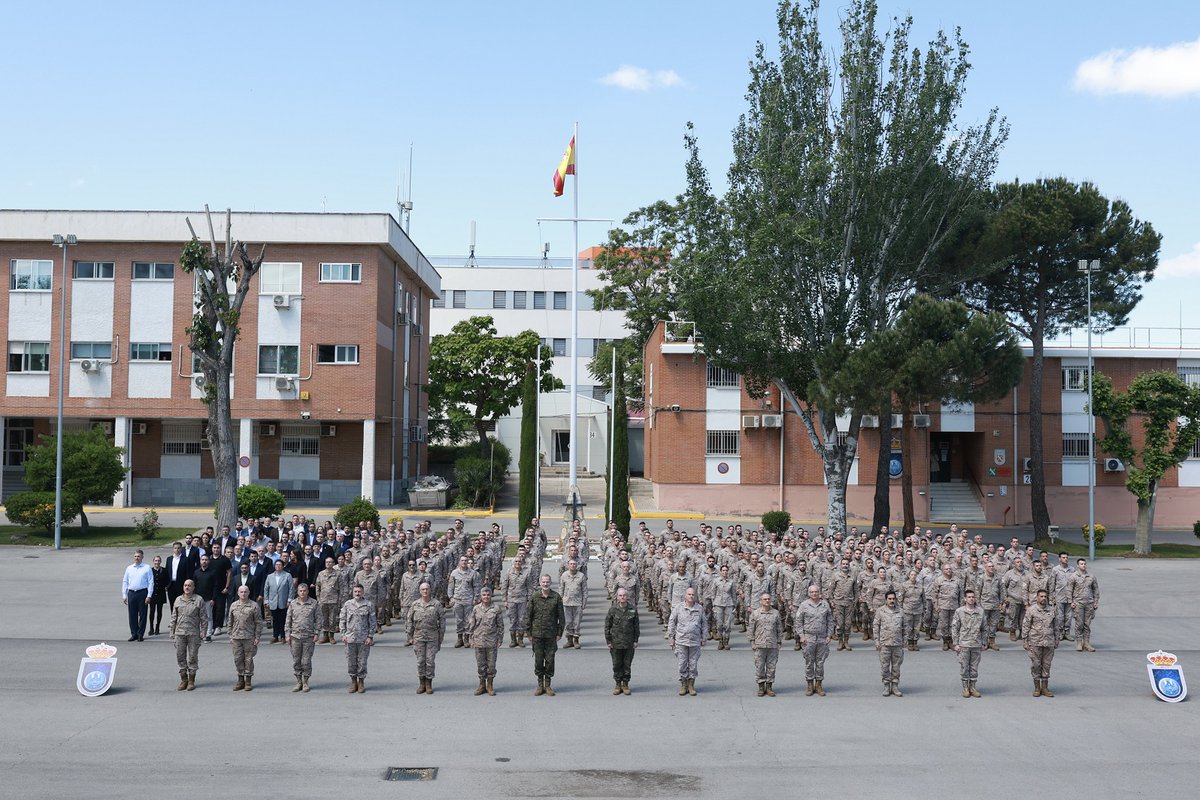 EMADmde's tweet photo. El Rey visita la sede del Mando Conjunto del Ciberespacio para conocer sus planes de expansión estratégica.
Felipe VI ha sido informado del proyecto para triplicar la capacidad operativa del Mando y del desarrollo del nuevo sistema de combate para la defensa del quinto dominio.
@CasaReal