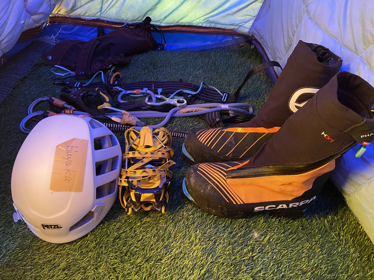hayaka_m's tweet photo. 高所で使っていた道具を整理しました。
改めて触ったりしていると、出発前はなかった傷とか汚れとか沢山ついていて、いっぱい守ってくれたんだなと、愛着が何倍にもなりました。
今日も良いお天気です！
 #ヒマラヤ https://t.co/EkbZBQKccU
