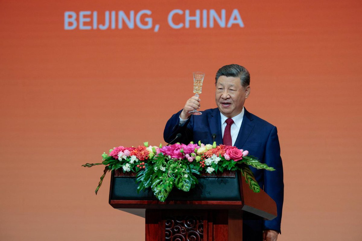 SCMPNews's tweet photo. Over a meal of Beijing roast duck and pan-fried pork buns, Chinese President Xi Jinping and US President Donald Trump toasted to what appeared to be a promising first day of their meetings. Read more: https://t.co/AJytwKIGGg
📷: AFP, Reuters, AP
#xitrumpsummit #xitrumpmeeting https://t.co/KHdMTAzYL4