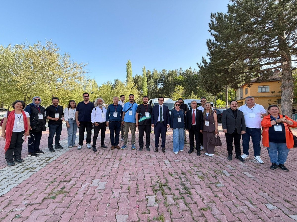 tursaborgtr's tweet photo. Uşak Valisi Sayın Serdar Kartal öncülüğünde, İl Kültür ve Turizm Müdürlüğü koordinesi ile Uşak'ın tarihi ve kültürel zenginliklerinin turizm sektör temsilcilerimize tanıtılması için bir bilgilendirme gezisi düzenlendi.

Gerçekleştirilen geziye Birliğimizi temsilen İstanbul Fatih BTK Başkanımız Okan Cem Başusta, Dumlupınar BTK Başkanımız Bilal Şenel, Dumlupınar BTK Yönetim Kurulu Üyelerimiz Hamdi Bağatur ve İhsan Baykara, Kültür Turizmi İhtisas Başkanımız Hakan Çokgezen, Kültür Turizmi İhtisas Başkan Yardımcımız İlker Horozcu katılarak bölgenin tarihi, kültürel ve doğal güzelliklerini yerinde inceleme fırsatı buldu.

Program kapsamında tur operatörleri, seyahat acentaları ve sosyal medya içerik üreticilerine Uşak’ın tarihi, kültürel ve doğal değerleri yakından tanıtıldı. Katılımcılar; Ulubey Kanyonları, Taşyaran Vadisi, Blaundos Antik Kenti, Clandıras Köprüsü ve Ulubey Macera Parkı ziyaretlerinde bulunarak bölgenin turizm potansiyelini yerinde inceledi. Şehir merkezinde gerçekleştirilen programda ise Uşak Müzesi, Atatürk Etnoğrafya Müzesi ve Dokuyan Eller Halı Kilim Evi ziyaret edilerek ilin kültürel mirası tanıtıldı. Katılımcılara ayrıca ata sporumuz cirit gösterisi sunuldu.

Başta Sayın Valimiz olmak üzere organizasyonda emeği geçen herkese teşekkür eder, Uşak’ın turizm potansiyelinin daha geniş kitlelere ulaştırılmasına, ilin tanıtımına ve bölgedeki turizm hareketliliğine katkı sağlamasını dileriz.