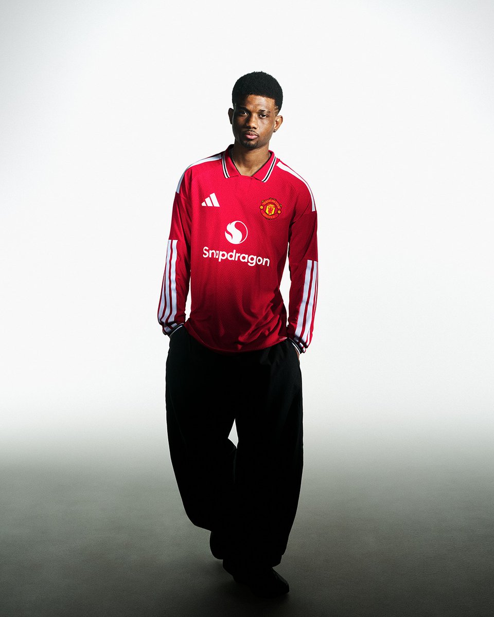 ManUtd's tweet photo. Stripes have never looked so good ❤️🤍