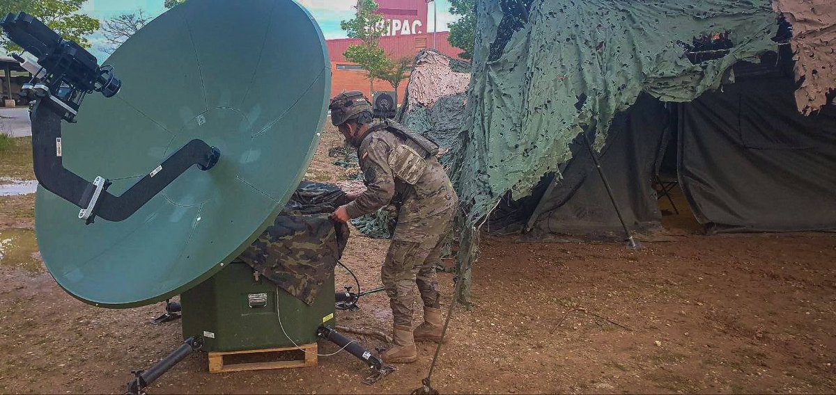FUTER_ET's tweet photo. La #BrigadaParacaidista ha puesto en práctica, durante el ejercicio CPX I-26, el nuevo concepto del @EjercitoTierra de Mando y Control, con objeto de mejorar los Puestos de Mando y el planeamiento de las unidades subordinadas.
#Paracaidista
#BRIPAC 
#SomostuEjército https://t.co/RopJ0CIGQU