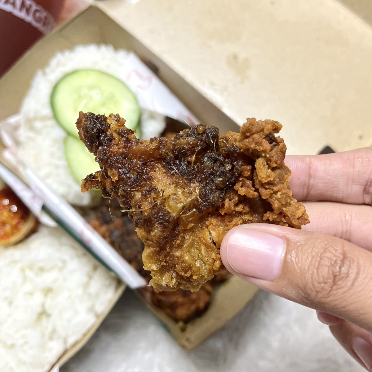 saniyatussh's tweet photo. happy banget long weekend kali ini me time sama mak dura 🥰

kulitnyaaa super crunchy tapi ngga keras, dagingnya juga juicy yg nyampur sama bumbu hitam dan lumer dimulut 🤤

minima sekali seumur hidup kalian nyobain inii, yakin deh ngga bakal cukup kalo cuma sekali doang 🫣😋 https://t.co/Xw6qNgvZj0
