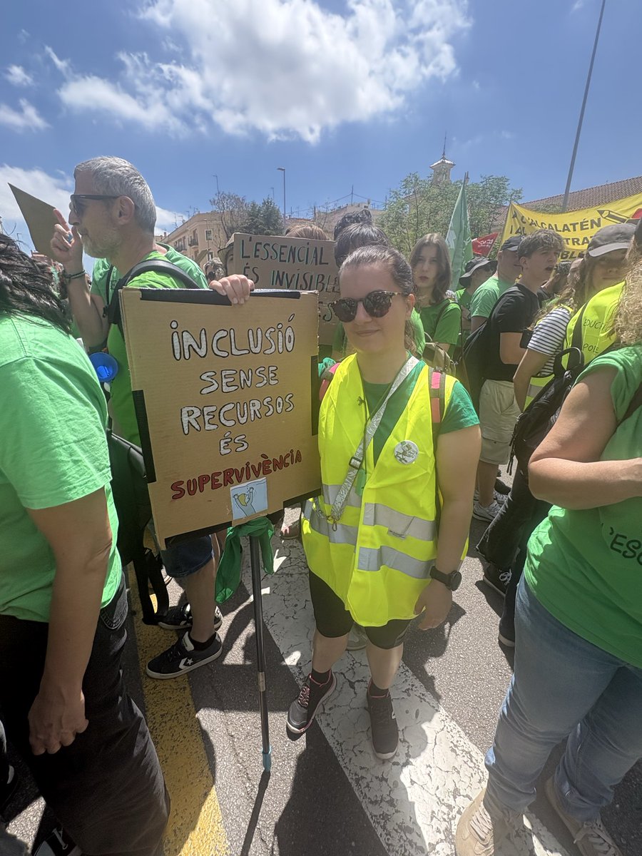 IrisMaestraPT's tweet photo. Seguimos… ✊🏻💚
Por una escuela pública, inclusiva y de calidad.
#VagaIndefinida #VagaEducativa #HuelgaIndefinida #HuelgaEducativa https://t.co/9HF2wJCHPn