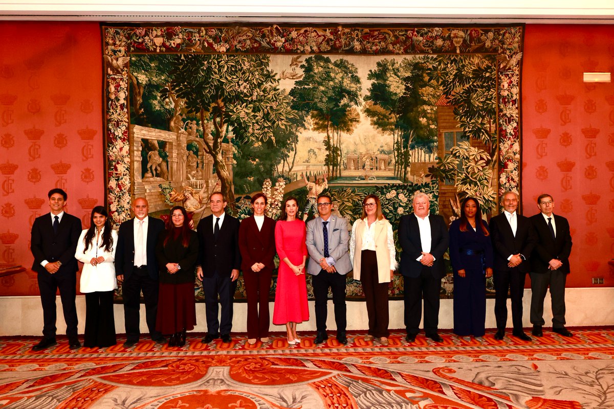 SEGIBdigital's tweet photo. 👑 S.M. la Reina Doña Letizia recibe a Alianza Iberoamericana de Enfermedades Raras o Poco Frecuentes - @InforAliber  y abre la XVII Conferencia Iberoamericana de Ministras y Ministros de Salud en el Teatro Real de Madrid.

📷© Casa de S.M. el Rey https://t.co/2wcTCA2KK4