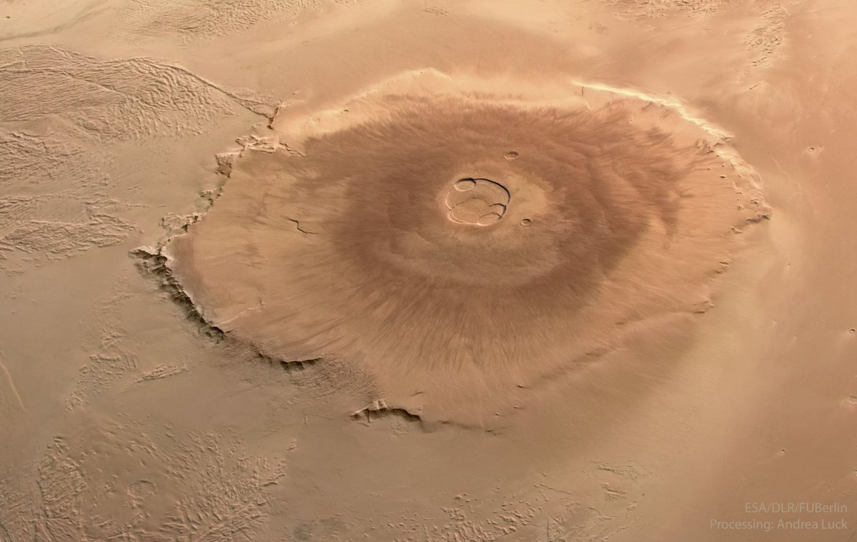 alex_riveiro's tweet photo. Este es el Monte Olimpo, en Marte, visto por la sonda Mars Express (de la Agencia Espacial Europea). Es el volcán más alto del Sistema Solar, con una altura de más de 21 kilómetros. Se cree que su última erupción tuvo lugar hace unos 25 millones de años. #FelizJueves https://t.co/T01WsH0Ek1