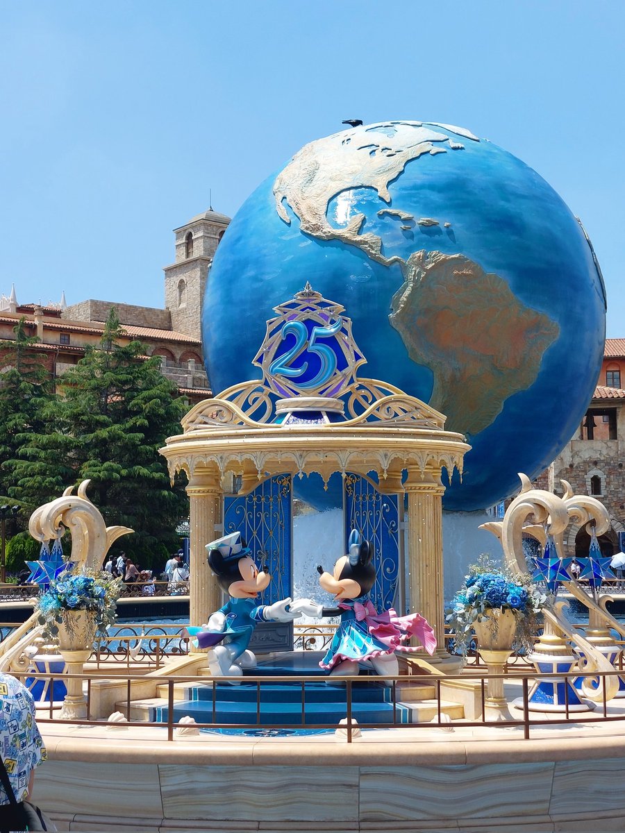 tweedia613's tweet photo. 久々にディズニーシー行ってきました！（ジュビリーブルーカラーのネイル中に行けて良かった😂）

雨予報だったのに、やはり超絶晴れ女なのでいつも通りとても快晴で暑かったです😂☀☀
アクアトピア終わっちゃうので最後に乗ってきた😢 https://t.co/49yb7FlK7f