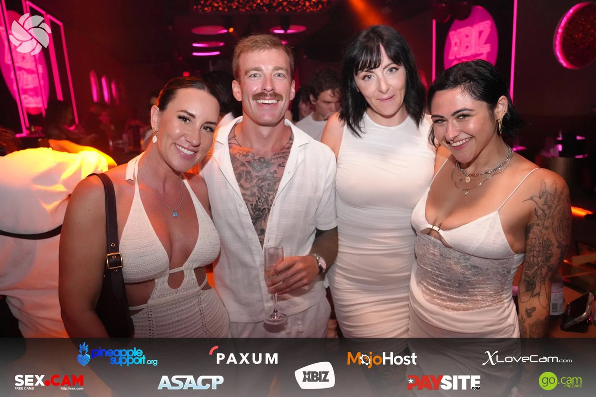 Luke Love XBIZ Miami tweet media