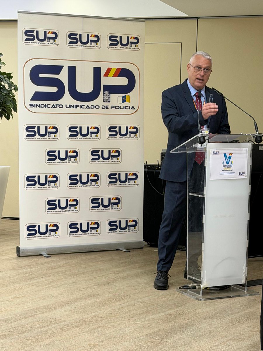 Sup_Policia's tweet photo. 🏆 Marcos Elías Santiago, reelegido por unanimidad Secretario General Federal Territorial del @SUP_Canarias para los próximos cuatro años.

El Congreso Federal Territorial ha respaldado de forma unánime su proyecto: defensa de los compañeros y compañeras de las Islas, equiparación salarial, jubilación digna y refuerzo de plantillas. 💪

«Este respaldo es un impulso para seguir trabajando con más fuerza», ha afirmado Santiago.

Enhorabuena, compañero. #OrgulloSUP