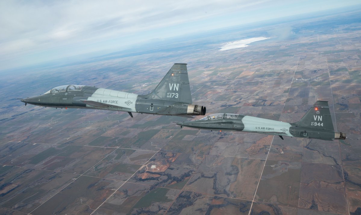アメリカ空軍　戦闘機 T-38練習機とは？ アメリカ空軍が運用する超音速練習機で、戦闘機に