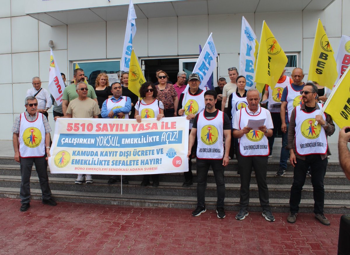 BES_Gnl_Mrk's tweet photo. 📍BES Adana Şubemiz, SGK İl Müdürlüğü önünden seslendi:
“Mezarda emekliliğe, kayıt dışı ücrete ve sefalete hayır!”

Kamu emekçilerinin alın teriyle oluşan haklarının gasp edilmesine, emeklilikte yoksulluğa ve güvencesizliğe karşı mücadelemizi sürdürüyoruz.

✔️ Tam Sigorta
 ✔️ İnsanca yaşayacak emekli aylığı
 ✔️ 3600 ek gösterge
 ✔️ Gasp edilen hakların iadesi

Çalışırken yoksullaşmaya, emeklilikte sefalete hayır!

#14Mayıs
#Adana
#KamuEmekçileri
#TamSigorta
#BESeÜyeOl #KatılDeğiştirelim