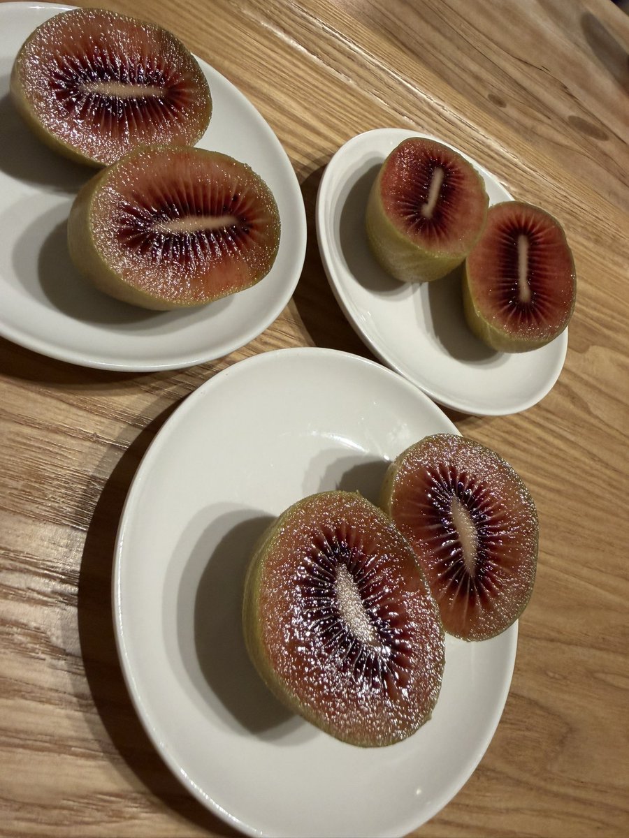 macsike's tweet photo. バンバンいっちゃうそー。゚(゚´Д`゚)゚。🥝🥝オイチィ~
#Zespri #RUBYRED https://t.co/BZl889PRk4