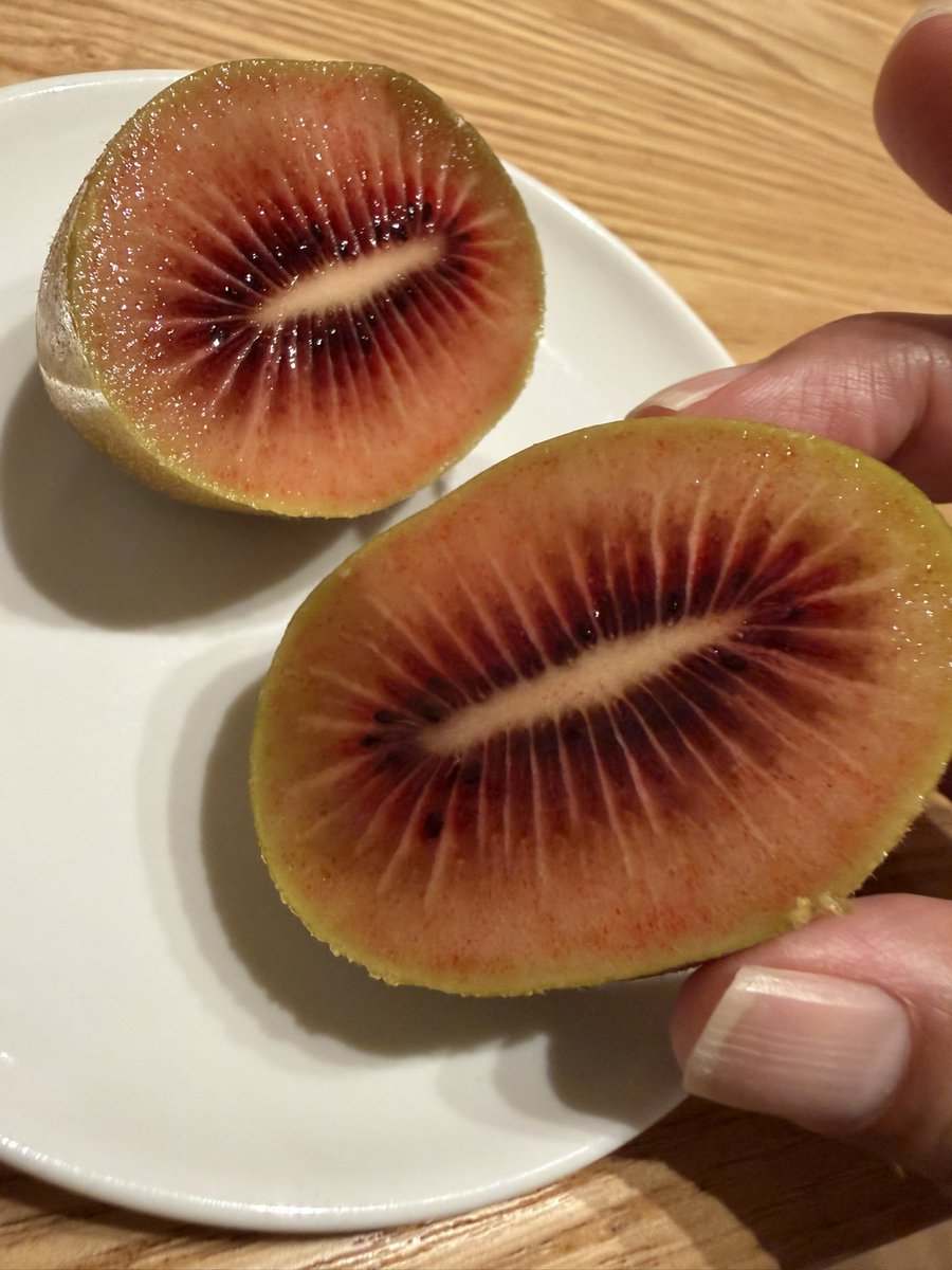 macsike's tweet photo. バンバンいっちゃうそー。゚(゚´Д`゚)゚。🥝🥝オイチィ~
#Zespri #RUBYRED https://t.co/BZl889PRk4