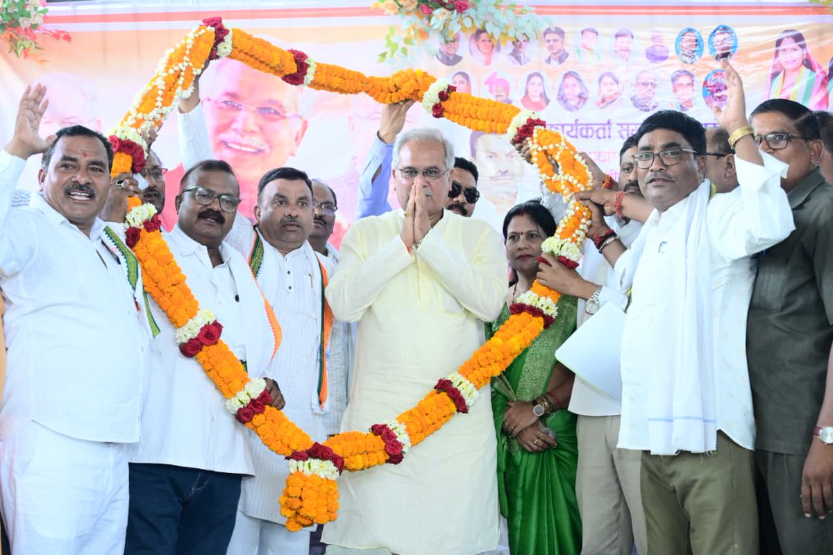 bhupeshbaghel's tweet photo. आज छुईखदान में जिला कांग्रेस कमेटी खैरागढ़-छुईखदान-गंडई के कार्यकर्ता सम्मेलन एवं सम्मान समारोह में शामिल होकर नवनियुक्त पदाधिकारियों को नियुक्ति पत्र प्रदान किया तथा उन्हें नवीन दायित्व हेतु शुभकामनाएं दी.

इस दौरान जिला कांग्रेस कमेटी खैरागढ़-छुईखदान-गंडई के अध्यक्ष कोमल दास साहू जी, डोंगरगढ़ विधायक हर्षिता स्वामी बघेल जी, खैरागढ़ विधायक यशोदा वर्मा जी, छत्तीसगढ़ खनिज विकास निगम के पूर्व अध्यक्ष गिरीश देवांगन जी सहित बड़ी संख्या में कांग्रेसजन उपस्थित रहे.