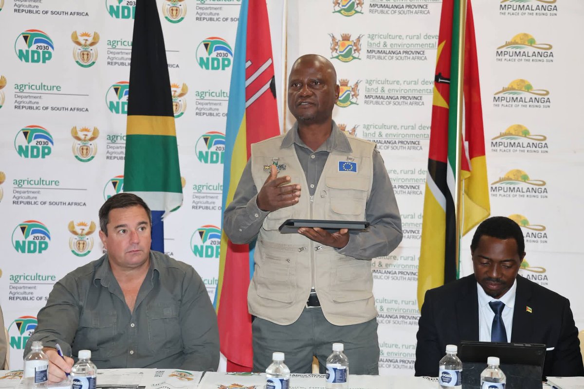 Inhlase1's tweet photo. Following Inhlase investigations into damaged cordon fences allow livestock and wildlife to spread diseases—Eswatini’s Agriculture Minister, Mandla Tshawuka, has joined forces with South African and Mozambican counterparts to combat them.
https://t.co/hcuCSS91cB https://t.co/pHh1vJyssO