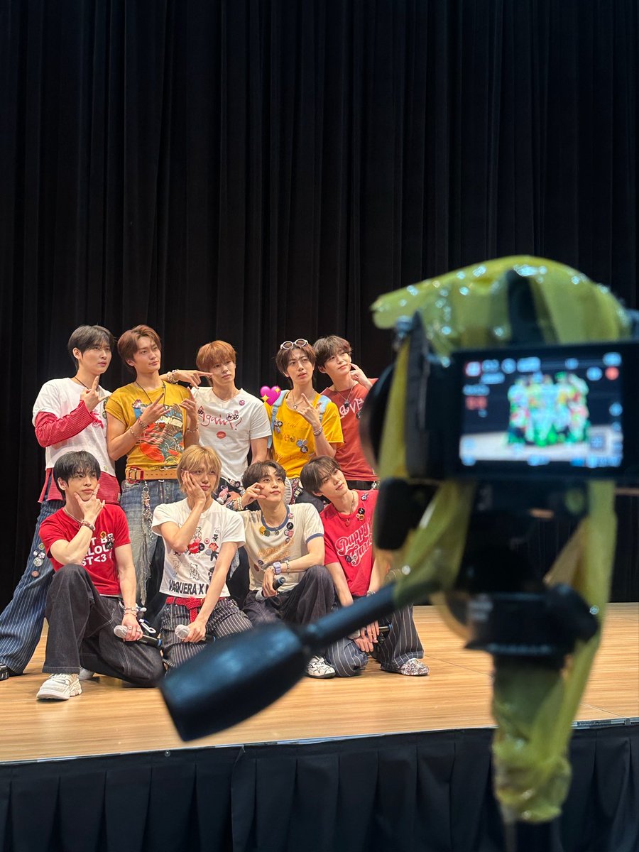 _zzro2's tweet photo. 아 1년만에 다시 보니까 또 웃기네 ㅜㅜ
왤케 잘 찍었지 구도가 너무 웃김 https://t.co/eF7ZN1Fovw