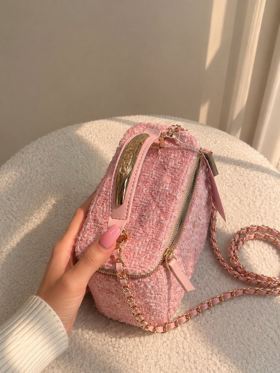 naztok0's tweet photo. Prenses kızlar böyle bir çanta takıyormuş 💁🏼‍♀️💖 https://t.co/LPUcWMC9pb