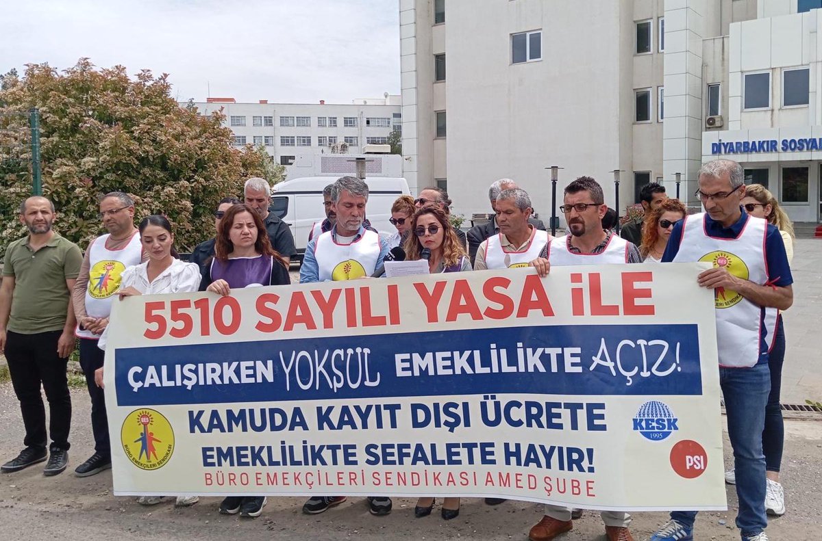 BES_Gnl_Mrk's tweet photo. 📍BES Amed Şubemiz, SGK İl Müdürlüğü önünden seslendi:
“Mezarda emekliliğe, kayıt dışı ücrete ve sefalete hayır!”

Kamu emekçilerinin alın teriyle oluşan haklarının gasp edilmesine, emeklilikte yoksulluğa ve güvencesizliğe karşı mücadelemizi sürdürüyoruz.

✔️ Tam Sigorta
✔️ İnsanca yaşayacak emekli aylığı
✔️ 3600 ek gösterge
✔️ Gasp edilen hakların iadesi

Çalışırken yoksullaşmaya, emeklilikte sefalete hayır!

#14Mayıs
#Amed
#TamSigorta
#BESeÜyeOl #KatılDeğiştirelim