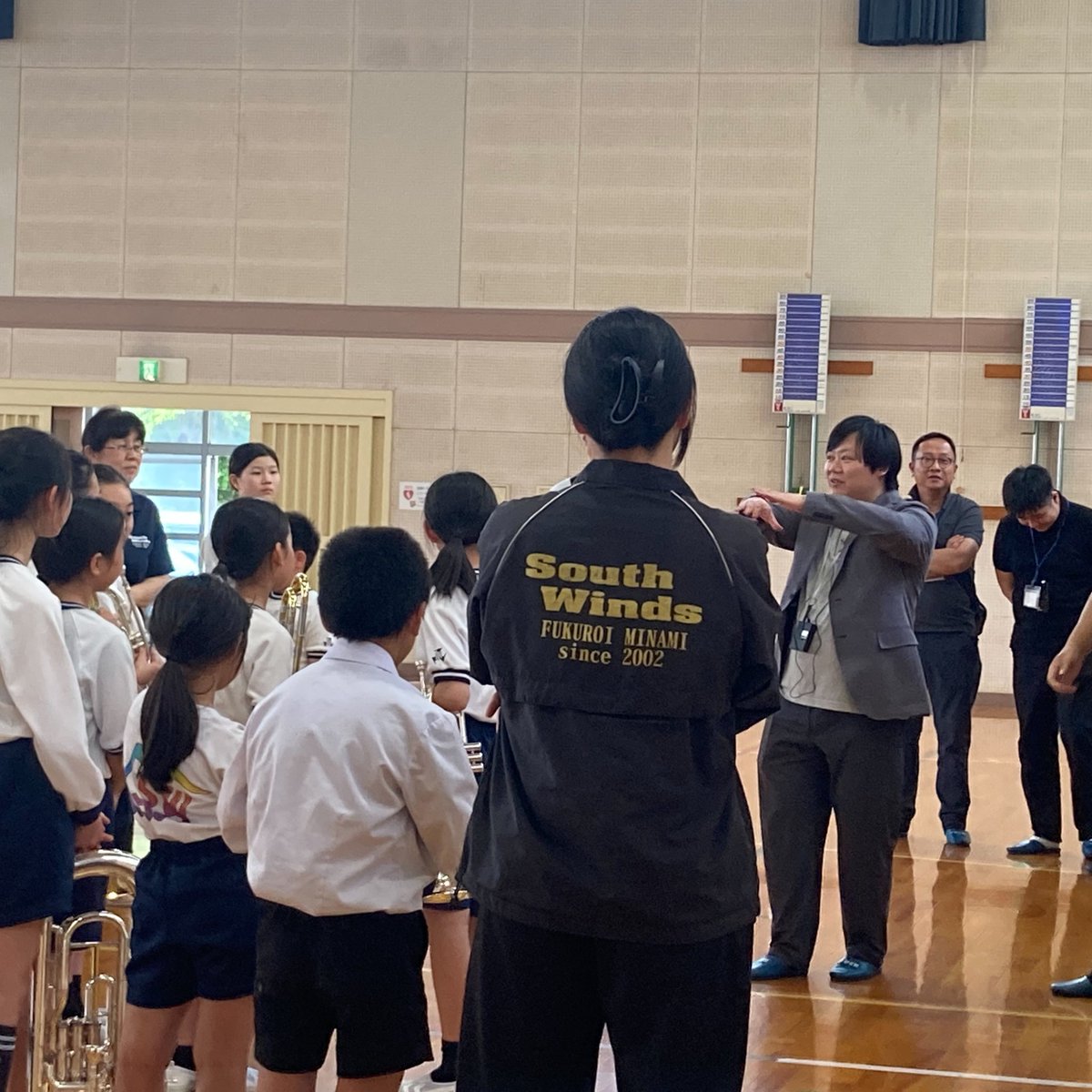 SouthWinds2002's tweet photo. 今日も元気にマーチング🎶

本日は縁あって中国バンド指導者の方々をお迎えし、South Windsの練習風景をご覧いただきました😊

歩き方がかっこいい♫
楽器を構える姿が素敵♪
など、お褒めの言葉をたくさんいただきました✨

短い時間ではありましたが、貴重な経験と、実りある時間を過ごせました🥰 https://t.co/q9PasCp2Y5