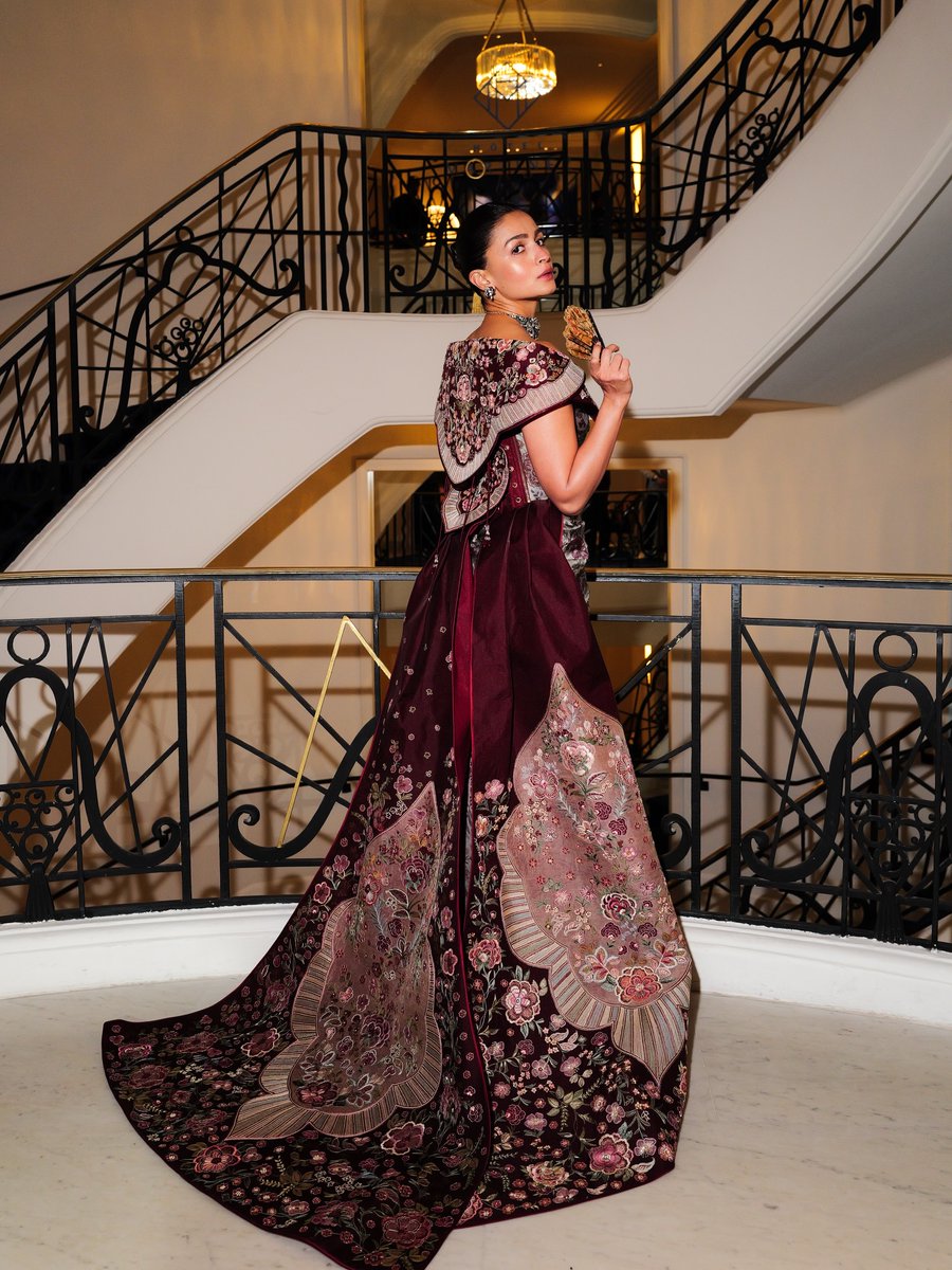 bhattsupremacy's tweet photo. alia bhatt wearing custom tarun tahiliani https://t.co/ikPHmEg84N