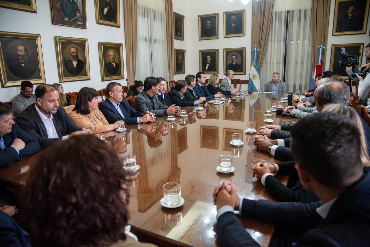 UNICEFargentina's tweet photo. En el marco del trabajo conjunto con el Ministerio de Desarrollo Humano y el @GobiernoER, 15 municipios firmaron su incorporación a la iniciativa #MUNA: Basavilbaso, Chajarí, Crespo, Diamante, Federal, Gilbert, Gualeguay, La Paz, Larroque, Paraná, Pueblo General Belgrano, Rosario del Tala, San Jaime de la Frontera, Villa Elisa y Villa Paranacito.

Con estas nuevas incorporaciones, ya son 19 los municipios entrerrianos que forman parte de la iniciativa, junto a Concepción del Uruguay, Concordia, Gualeguaychú y Villaguay.

La firma de la Carta Compromiso, realizada en Casa de Gobierno, reafirma la decisión de los gobiernos locales de impulsar políticas públicas integrales con enfoque de derechos para las infancias y adolescencias.

Las acciones planificadas en el marco de #MUNA pueden alcanzar al 70% de chicas y chicos de la provincia, fortaleciendo capacidades locales y promoviendo estrategias de gestión que mejoren sus oportunidades de desarrollo y bienestar.

La actividad contó con la participación del gobernador @frigeriorogelio y nuestro representante, @RafaelUNICEF.