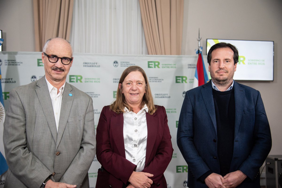 UNICEFargentina's tweet photo. En el marco del trabajo conjunto con el Ministerio de Desarrollo Humano y el @GobiernoER, 15 municipios firmaron su incorporación a la iniciativa #MUNA: Basavilbaso, Chajarí, Crespo, Diamante, Federal, Gilbert, Gualeguay, La Paz, Larroque, Paraná, Pueblo General Belgrano, Rosario del Tala, San Jaime de la Frontera, Villa Elisa y Villa Paranacito.

Con estas nuevas incorporaciones, ya son 19 los municipios entrerrianos que forman parte de la iniciativa, junto a Concepción del Uruguay, Concordia, Gualeguaychú y Villaguay.

La firma de la Carta Compromiso, realizada en Casa de Gobierno, reafirma la decisión de los gobiernos locales de impulsar políticas públicas integrales con enfoque de derechos para las infancias y adolescencias.

Las acciones planificadas en el marco de #MUNA pueden alcanzar al 70% de chicas y chicos de la provincia, fortaleciendo capacidades locales y promoviendo estrategias de gestión que mejoren sus oportunidades de desarrollo y bienestar.

La actividad contó con la participación del gobernador @frigeriorogelio y nuestro representante, @RafaelUNICEF.