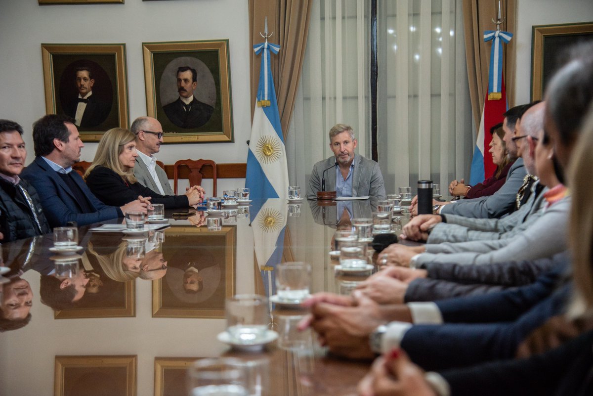 UNICEFargentina's tweet photo. En el marco del trabajo conjunto con el Ministerio de Desarrollo Humano y el @GobiernoER, 15 municipios firmaron su incorporación a la iniciativa #MUNA: Basavilbaso, Chajarí, Crespo, Diamante, Federal, Gilbert, Gualeguay, La Paz, Larroque, Paraná, Pueblo General Belgrano, Rosario del Tala, San Jaime de la Frontera, Villa Elisa y Villa Paranacito.

Con estas nuevas incorporaciones, ya son 19 los municipios entrerrianos que forman parte de la iniciativa, junto a Concepción del Uruguay, Concordia, Gualeguaychú y Villaguay.

La firma de la Carta Compromiso, realizada en Casa de Gobierno, reafirma la decisión de los gobiernos locales de impulsar políticas públicas integrales con enfoque de derechos para las infancias y adolescencias.

Las acciones planificadas en el marco de #MUNA pueden alcanzar al 70% de chicas y chicos de la provincia, fortaleciendo capacidades locales y promoviendo estrategias de gestión que mejoren sus oportunidades de desarrollo y bienestar.

La actividad contó con la participación del gobernador @frigeriorogelio y nuestro representante, @RafaelUNICEF.