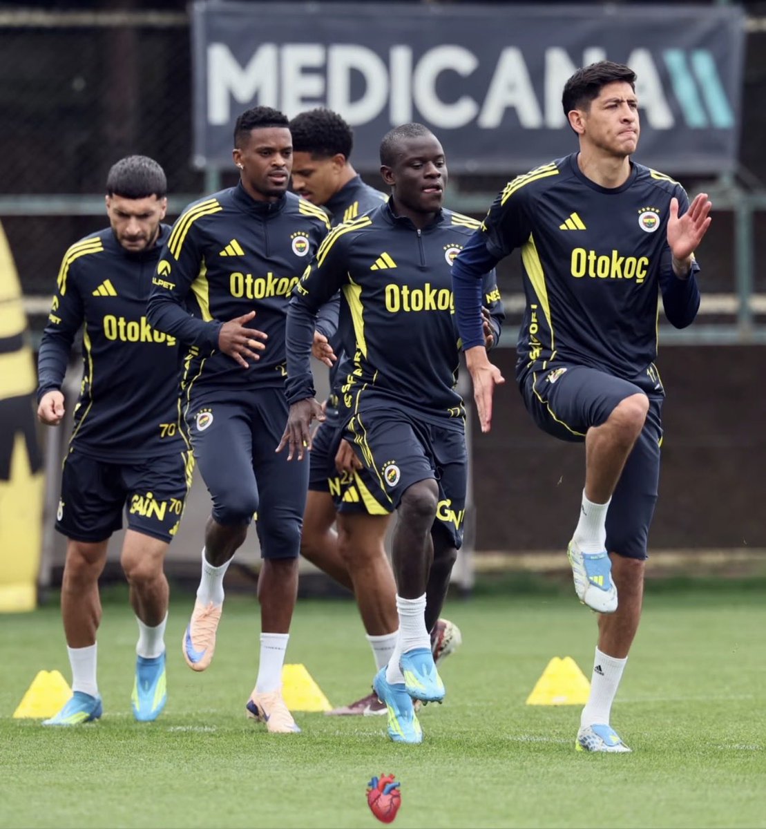 gokhanozoguz's tweet photo. Sevgili Fenerbahçeli dostlar 
Eyüp maçında tribünlere @EdsonAlvarez19  i çağırıp kucaklaşalım . Kulübümüze gelen herkes değerlidir. İçeride ne oldupunu bilip bilmeden yprum yapıp yargılayıp dışlamak bizim kulüp geleneğimize yakışmaz. 👊🏼
@gencfenerlicom  @gencfborg  @ANTU1907 https://t.co/bYxNUMnPvN