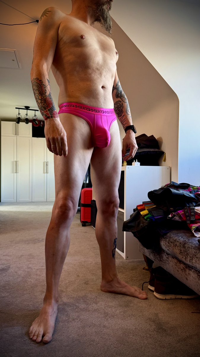 alexwearsthings's tweet photo. And on Thursdays we wear thongs, it just so happens to be a #partypink @sukrew classic thong!
#ass #bulge https://t.co/Dwvv14sYYE