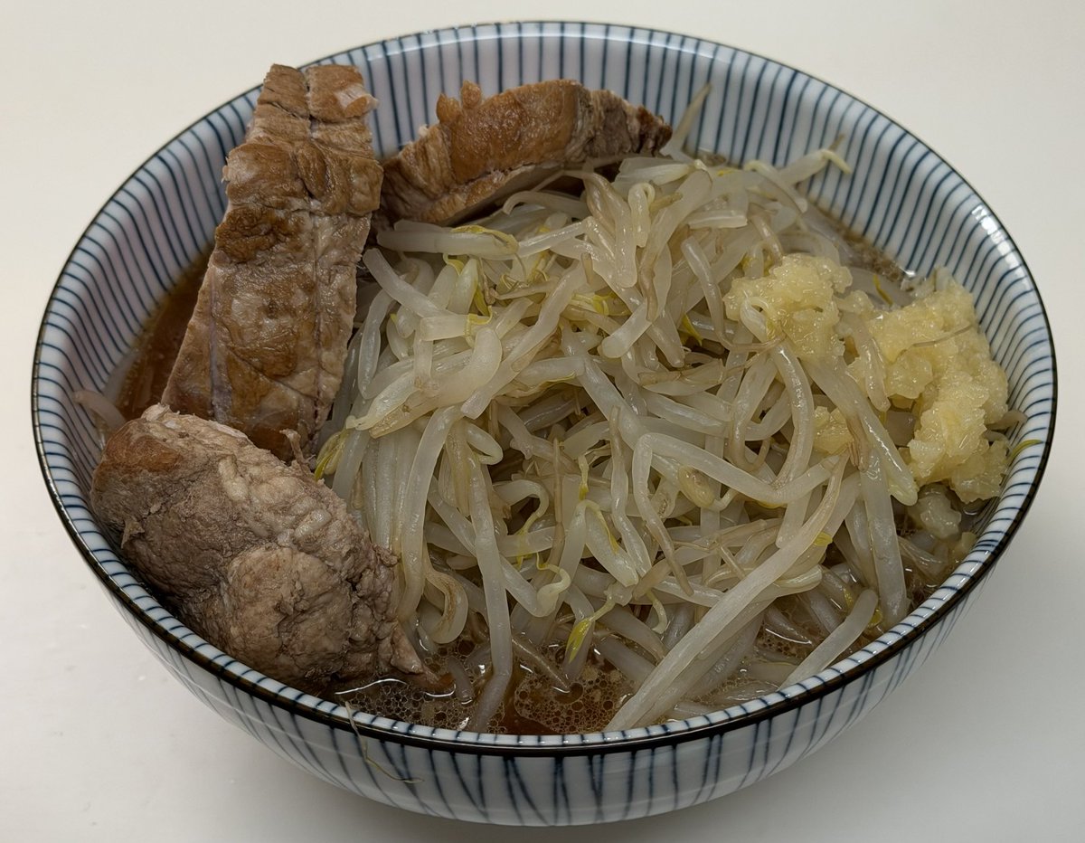 Aerny9's tweet photo. 5月14日（木）
会社の仲間で元シェフが、業スーで買った塊肉を使ってチャーシューを作ってくれたので、同じく業スーのG系スープと極太麺を使ってお家G系ラーメン❗️
買った部位は忘れたけど、肉肉しいギュッチ豚で味しみはマイルド‼️
まさに豚を楽しむ一杯でした‼️
ご馳走様でした〜😋
#お家G系ラーメン https://t.co/L4VdyI2ovI
