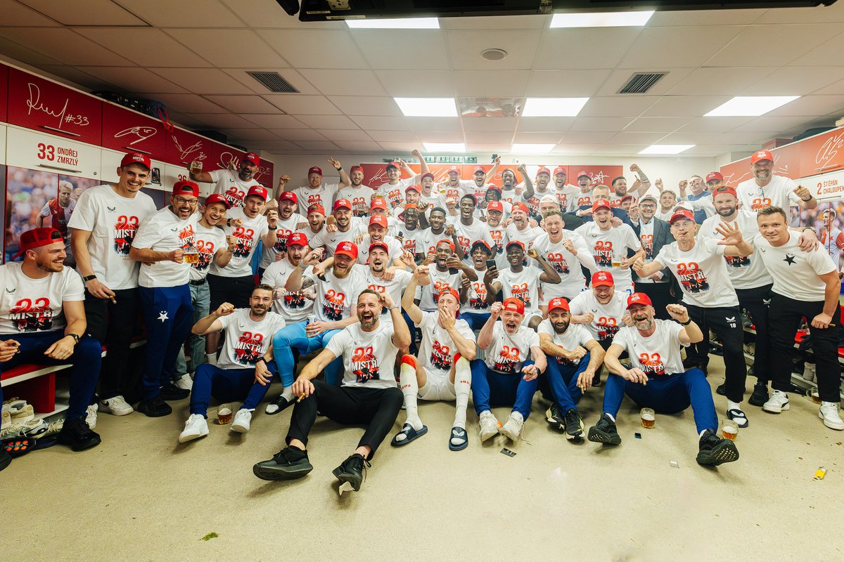 SlaviaMuseum's tweet photo. Trenérské legendy @slaviaofficial👑
🏆🏆🏆🏆JOHN W. MADDEN⚽️únor 1905➡️červen 1930
🏆🏆🏆🏆EMIL SEIFERT⚽️leden 1939➡️červen 1946 / leden 1952➡️prosinec 1953
🏆🏆🏆🏆🏆JINDŘICH TRPIŠOVSKÝ⚽️prosinec 2017➡️⭐️⭐️⭐️
Jejich mistrovské trofeje máme ve @SlaviaMuseum❤️ https://t.co/en4JHpaEkJ